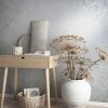 Gyöngyfehér színű beton mintázatú vlies-vinyl tapéta márvány törésekkel - City Glow kollekció 34251