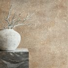 Aranybarna színű beton mintázatú vlies-vinyl tapéta - City Glow kollekció 34269