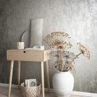 Platinaezüst színű beton mintázatú fényes vlies-vinyl tapéta - City Glow kollekció 34274